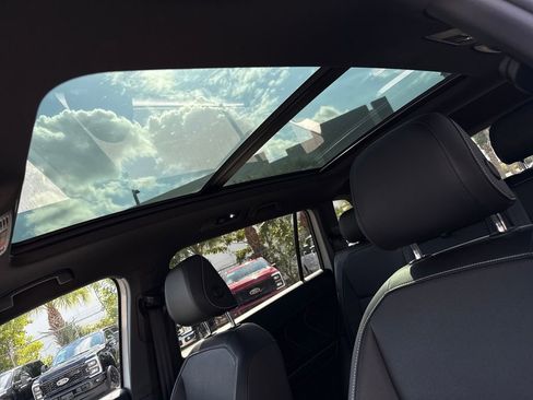 Used 2023 Volkswagen Tiguan SE R-Line image 8