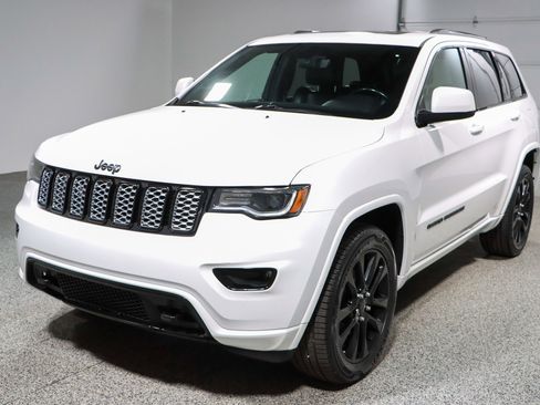 Used 2020 Jeep Grand Cherokee Altitude image 31