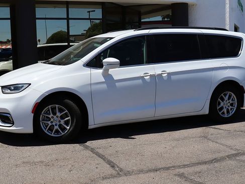 Used 2022 Chrysler Pacifica Touring-L FWD image 4