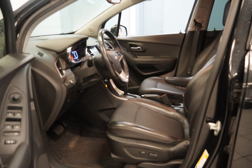 Used 2019 Chevrolet Trax LT w/ LT Convenience Package FWD image 4