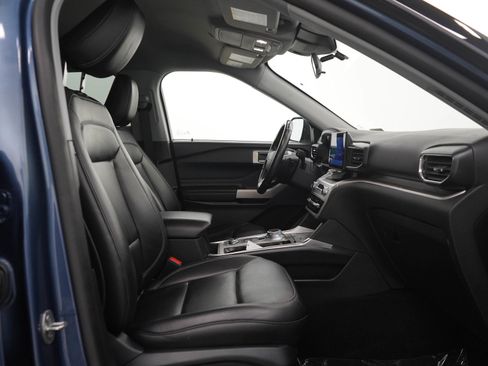 Used 2020 Ford Explorer XLT w/ Equipment Group 202A AWD/4WD image 13