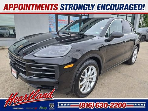 Used 2024 Porsche Cayenne w/ Premium Package AWD/4WD image 2