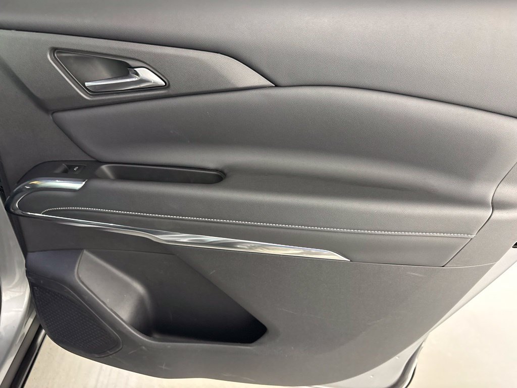 Used 2025 Chevrolet Traverse LT FWD image 41