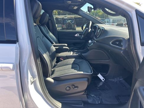 Used 2024 Chrysler Pacifica Limited w/ S Appearance Package image 22