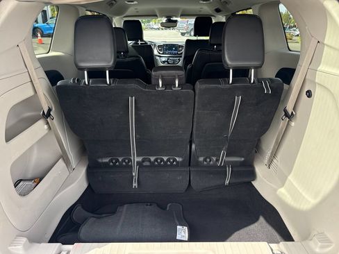 Used 2024 Chrysler Pacifica Touring-L FWD image 32