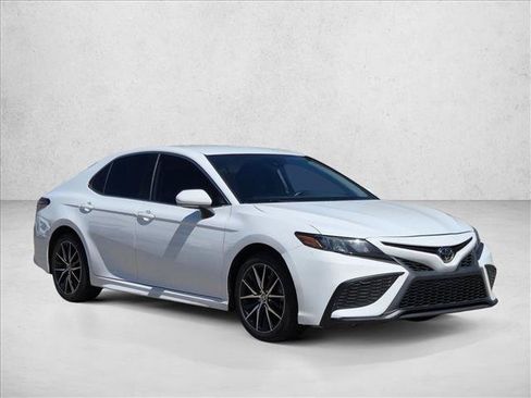 Used 2023 Toyota Camry SE FWD image 3