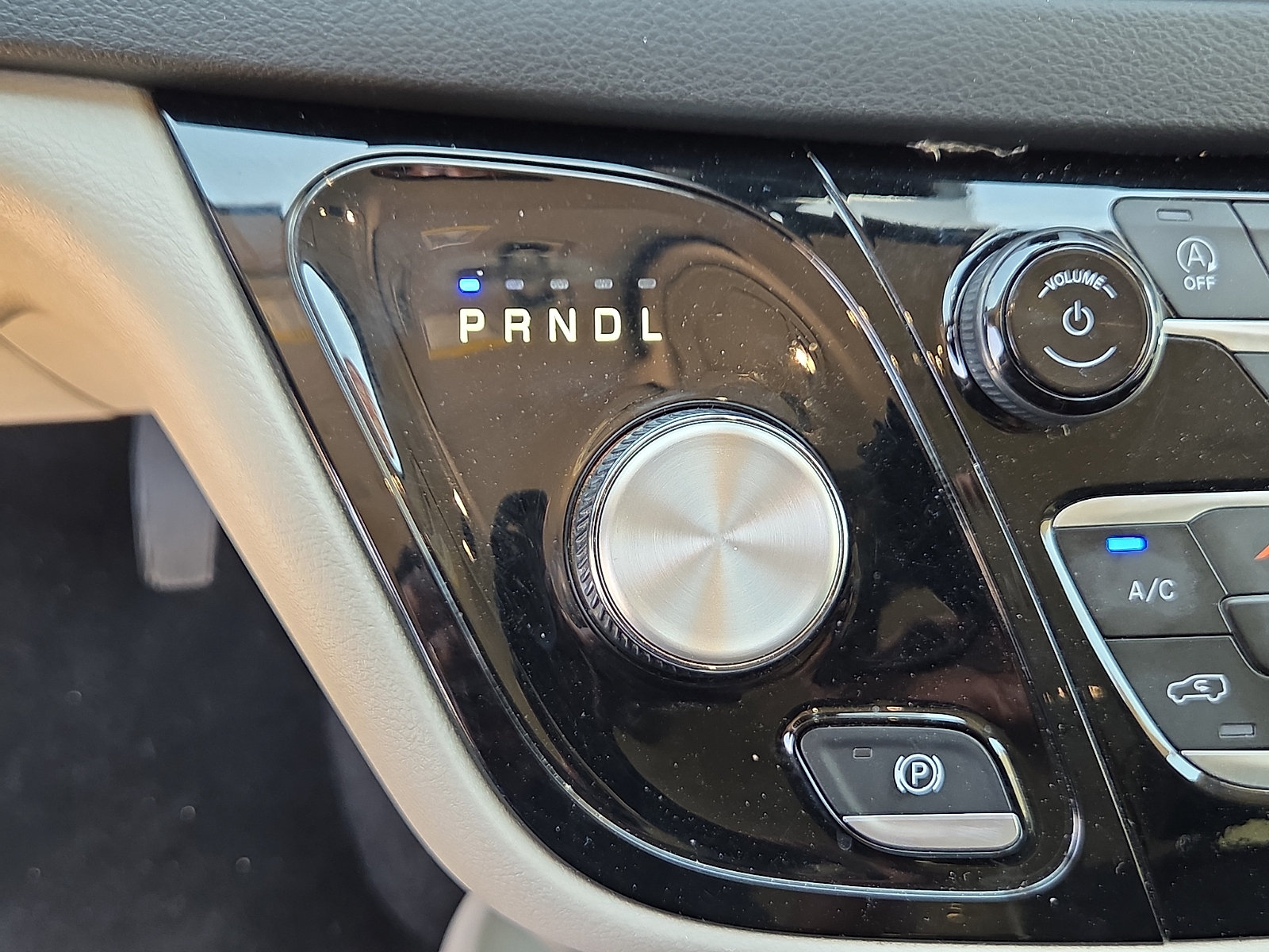 Used 2023 Chrysler Pacifica Touring-L FWD image 14