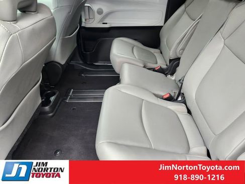 Used 2025 Toyota Sienna XLE image 32