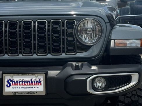 Used 2025 Jeep Gladiator Mojave AWD/4WD image 8