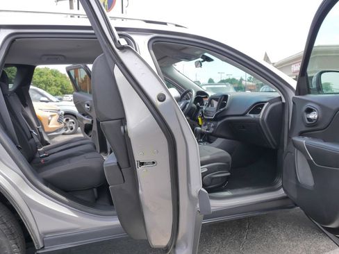 Used 2019 Jeep Cherokee Latitude w/ Popular Appearance Group AWD/4WD image 10
