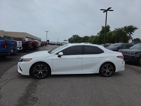 Used 2018 Toyota Camry SE w/ Moonroof Package FWD image 1