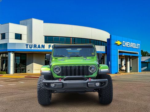 Used 2025 Jeep Wrangler Unlimited Rubicon AWD/4WD image 9