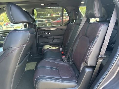 Used 2025 Honda Pilot Black Edition image 9