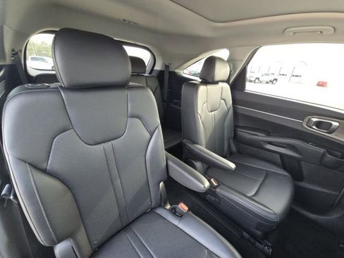 Used 2022 Kia Sorento EX w/ Panoramic Sunroof Package image 16