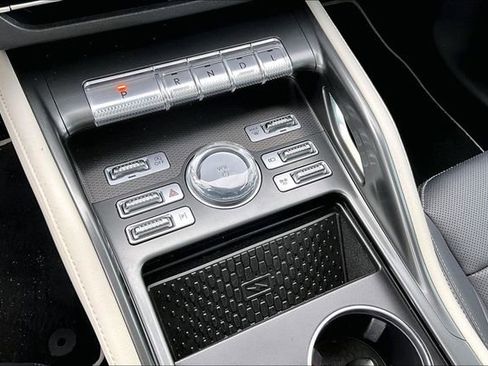 Used 2025 Lincoln Nautilus Premier image 22