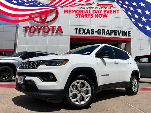 Used 2025 Jeep Compass Latitude AWD/4WD image 1