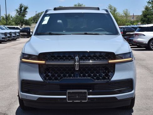 New 2026 Lincoln Navigator Reserve w/ Jet Appearance Package AWD/4WD image 2