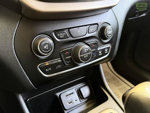 Used 2016 Jeep Cherokee Limited FWD image 19
