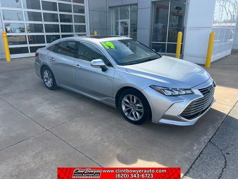 Used 2019 Toyota Avalon XLE w/ Moonroof Package image 8
