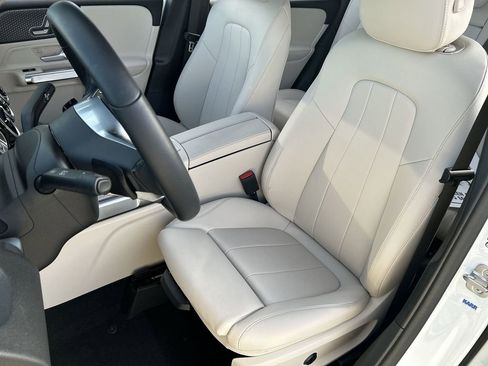 Used 2025 Mercedes-Benz GLB 250 4MATIC image 18