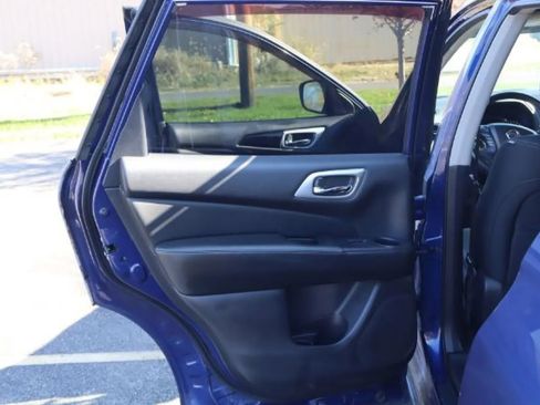 Used 2018 Nissan Pathfinder SV image 12