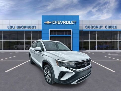 Used 2024 Volkswagen Taos SE image 1