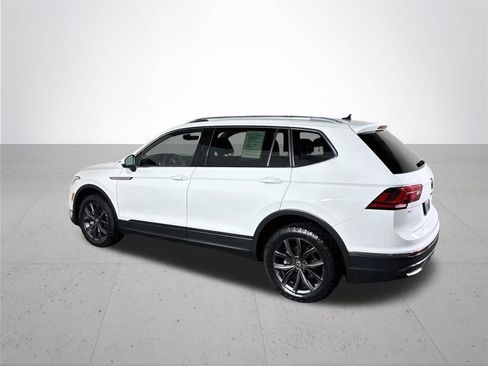 Certified 2022 Volkswagen Tiguan SE w/ Panoramic Sunroof Package AWD/4WD image 9