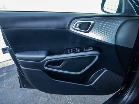 Used 2025 Kia Soul LX FWD image 11