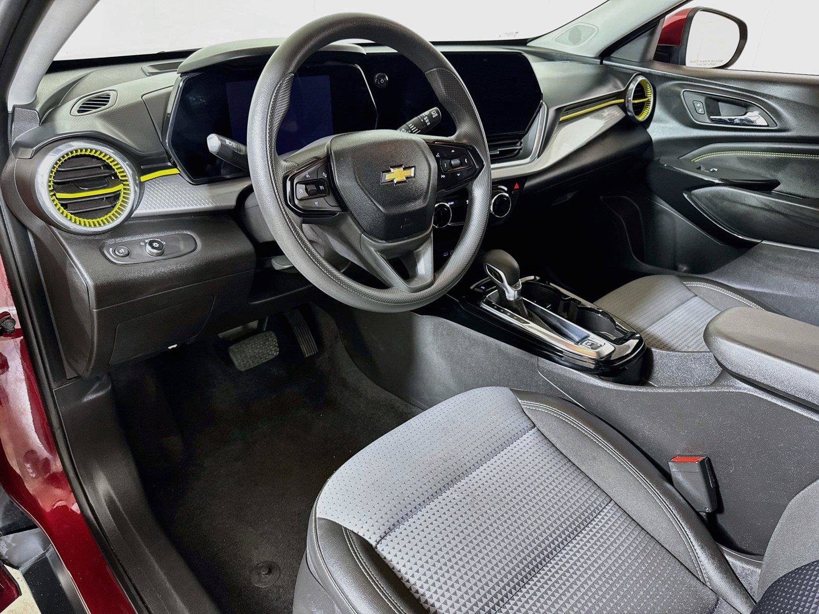 Used 2025 Chevrolet Trax LT FWD image 7