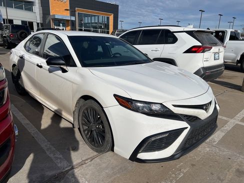 Used 2022 Toyota Camry SE image 1