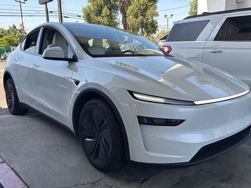 Used 2026 Tesla Model Y Long Range RWD image 1