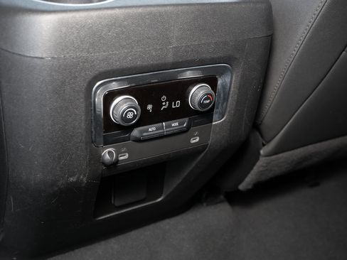 Used 2023 Chevrolet Suburban LT image 39