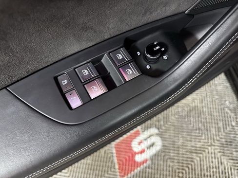 Used 2021 Audi S6 Prestige w/ Prestige Package image 21