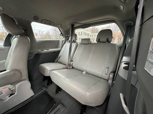 Used 2020 Toyota Sienna L image 19