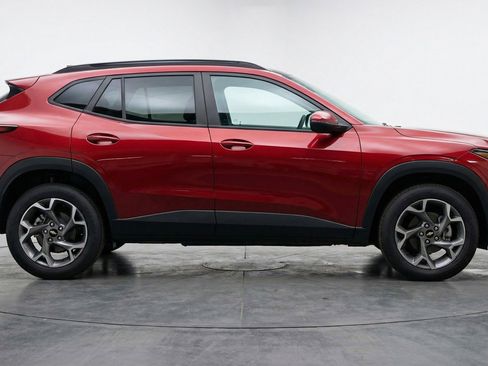 Used 2025 Chevrolet Trax LT FWD image 11