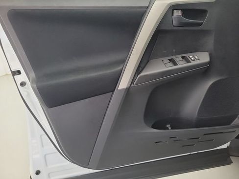 Used 2018 Toyota RAV4 LE AWD/4WD image 20