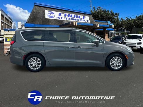 Used 2022 Chrysler Pacifica Touring-L FWD image 9