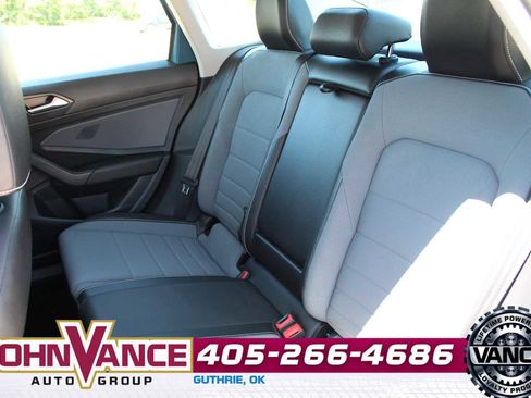 Used 2025 Volkswagen Jetta SE FWD image 17