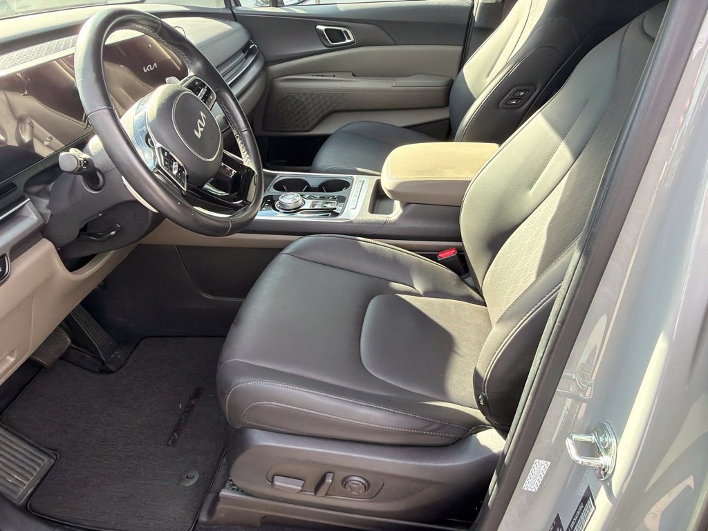 Used 2025 Kia Carnival EX FWD image 8