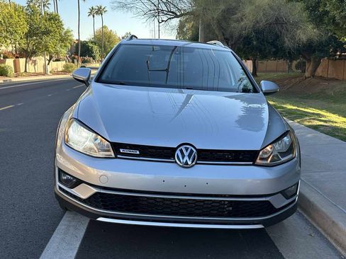 Used 2017 Volkswagen Golf Alltrack SE image 3
