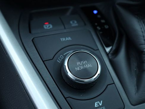 Used 2025 Toyota RAV4 XLE image 10