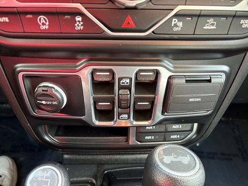 Used 2023 Jeep Wrangler Unlimited Sahara w/ LED Lighting Group AWD/4WD image 26