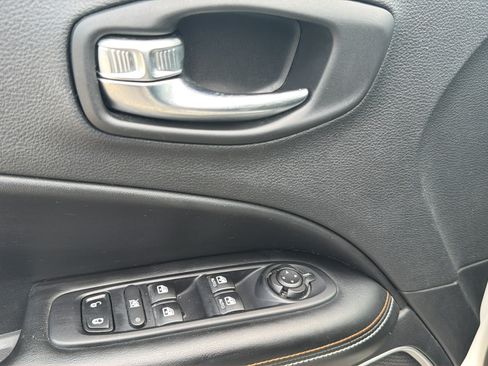 Used 2019 Jeep Compass Latitude w/ Cold Weather Group AWD/4WD image 19
