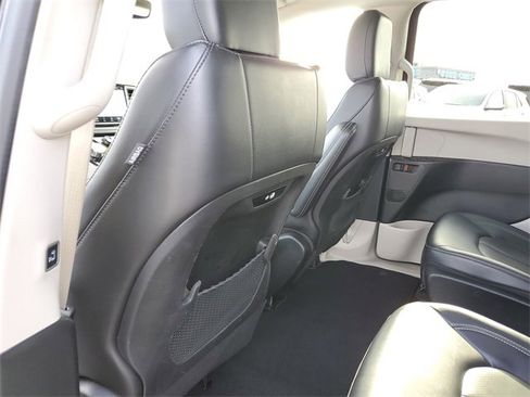 Used 2024 Chrysler Pacifica Select image 29