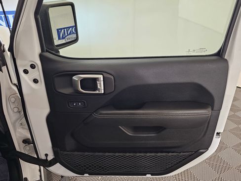 Used 2018 Jeep Wrangler Unlimited Sahara AWD/4WD image 26