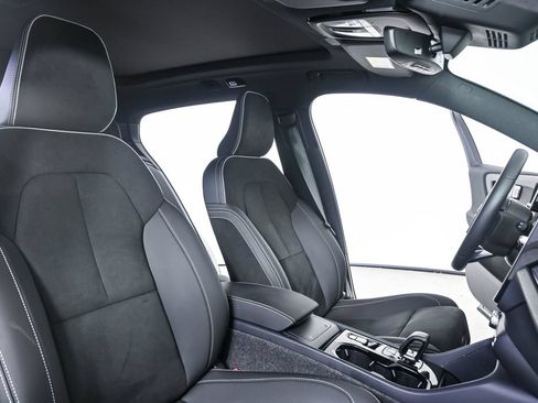 Certified 2025 Volvo XC40 B5 Plus AWD/4WD image 23
