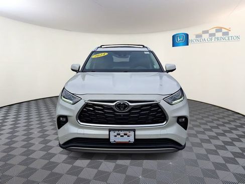 Used 2024 Toyota Highlander Platinum AWD/4WD image 2
