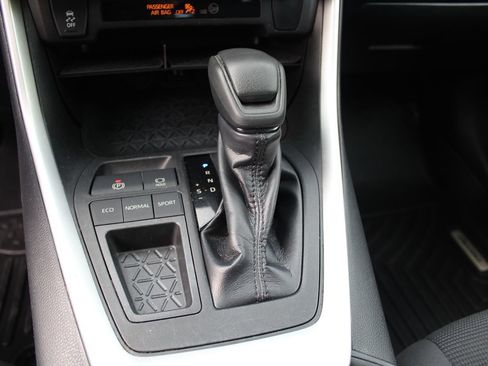 Used 2019 Toyota RAV4 LE w/ Carpet Mat Package FWD image 24