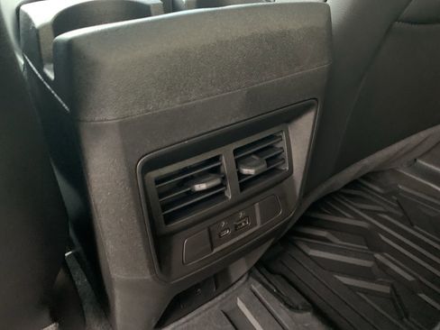 Used 2025 Chevrolet Colorado Z71 w/ Technology Package AWD/4WD image 15