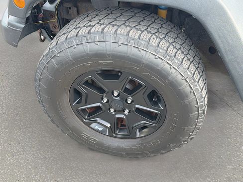 Used 2013 Jeep Wrangler Unlimited Sahara image 31